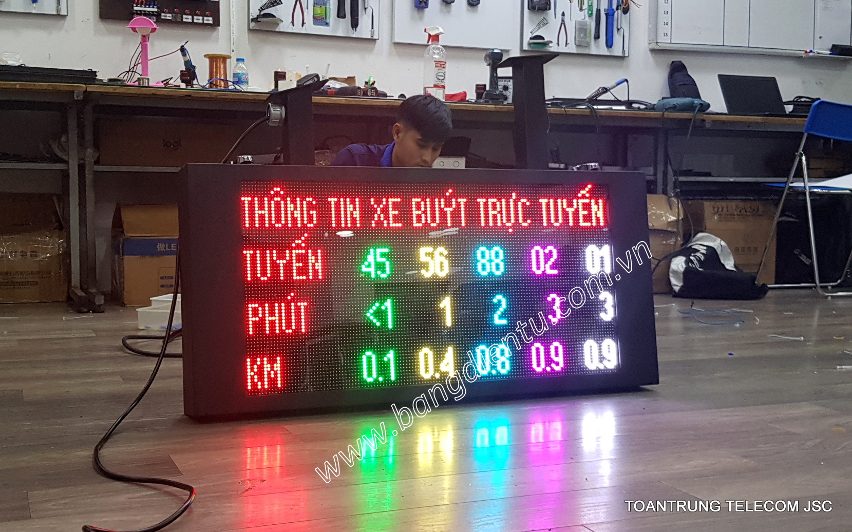Bảng LED nhà chờ xe buýt tuyến đường Dương Quảng Hàm 3 bảng led thông tin xe buýt trực tuyến