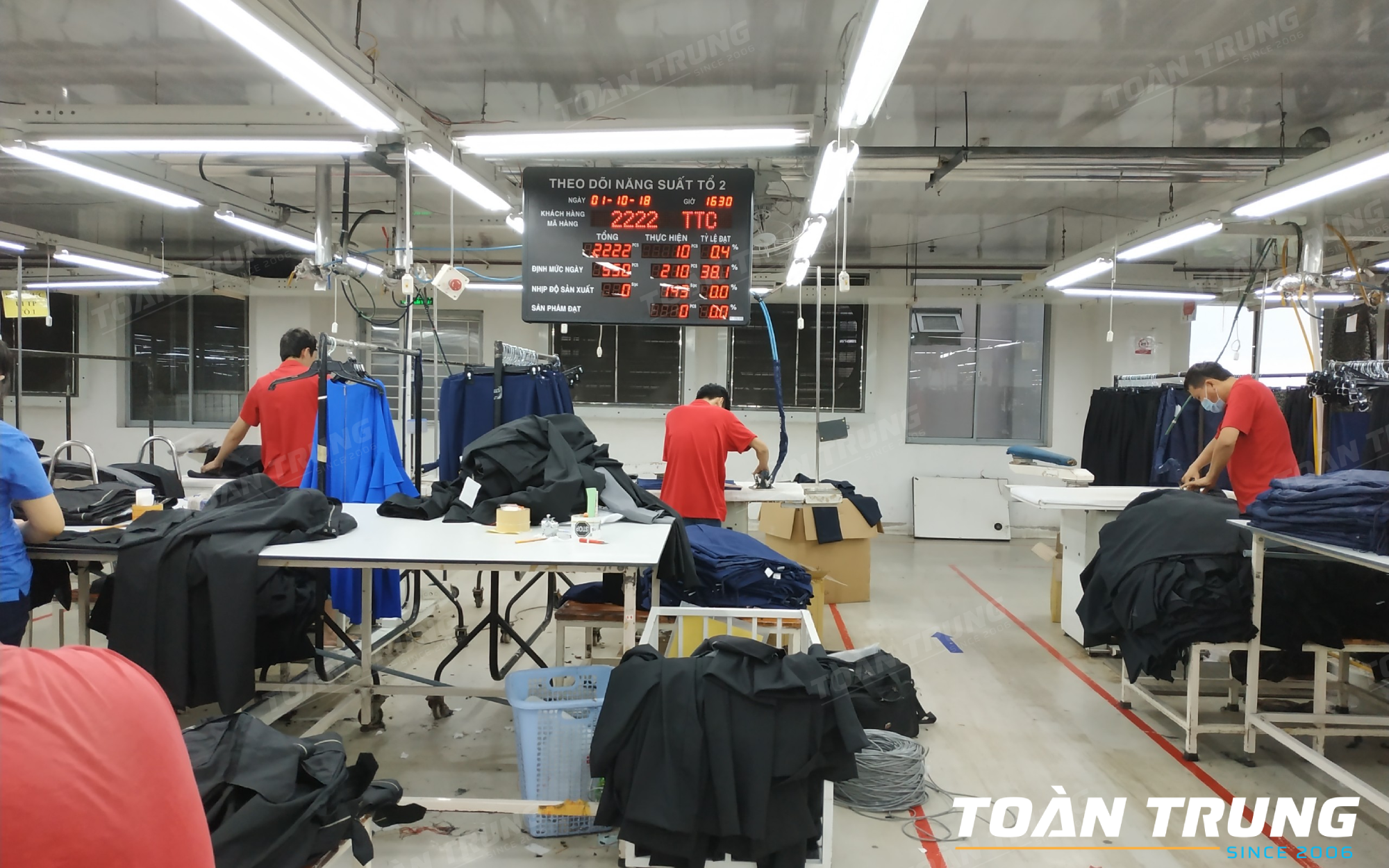 Bảng điện tử hiển thị thông tin trong nhà máy may Tiền Tiến