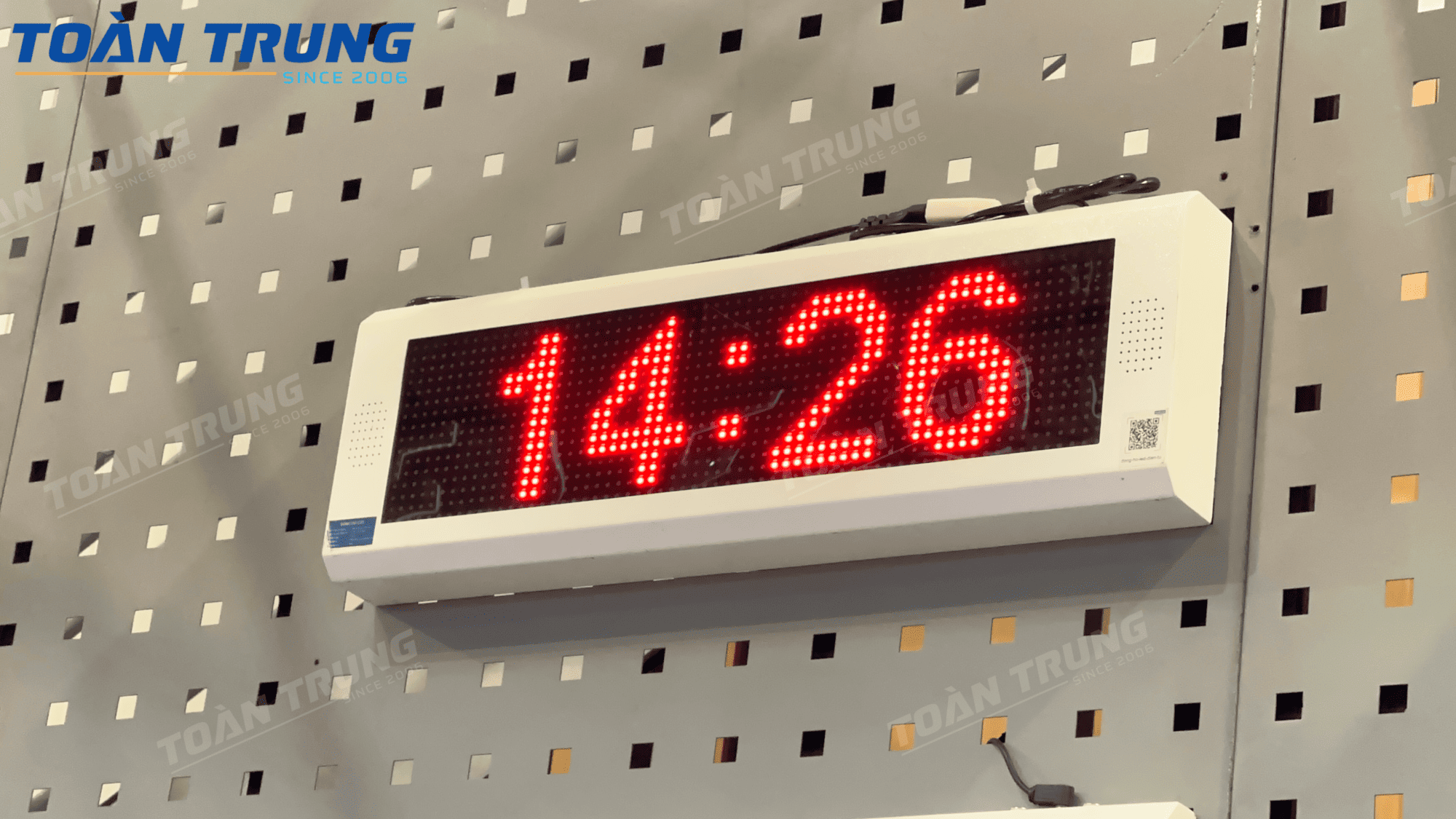 Đồng hồ LED P10 treo tường