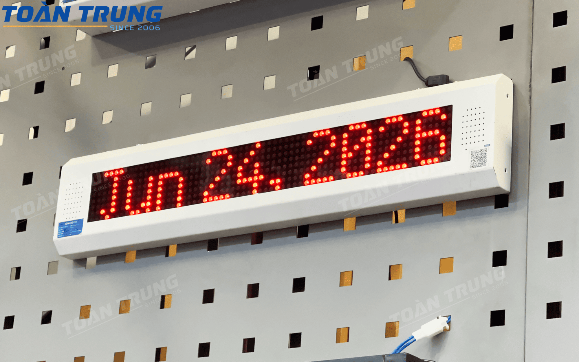 Đồng hồ LED C61 treo tường 1 mặt