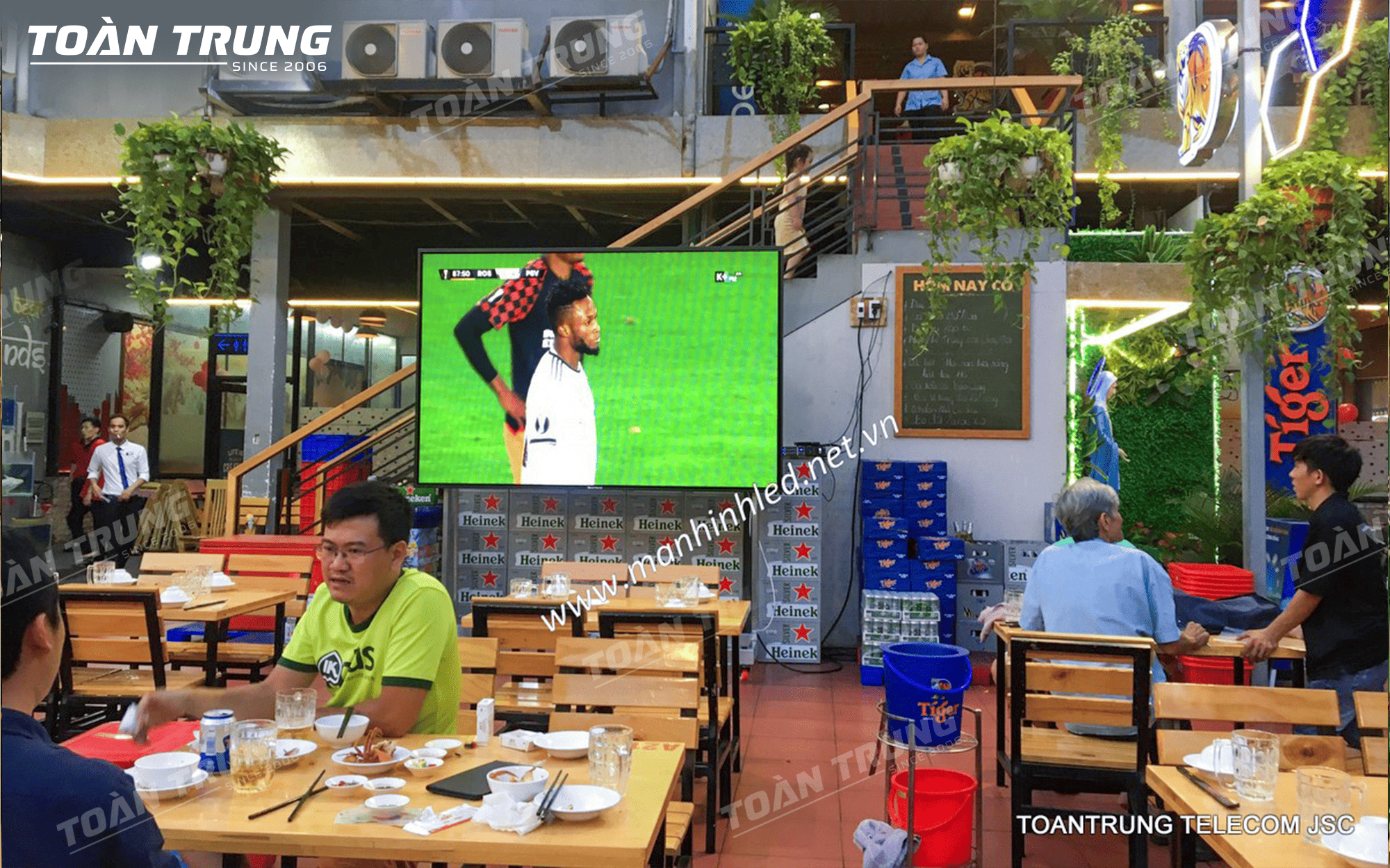 Màn hình LED chiếu bóng đá cho quán cà phê, quán ăn 4 man-hinh-led-indoor