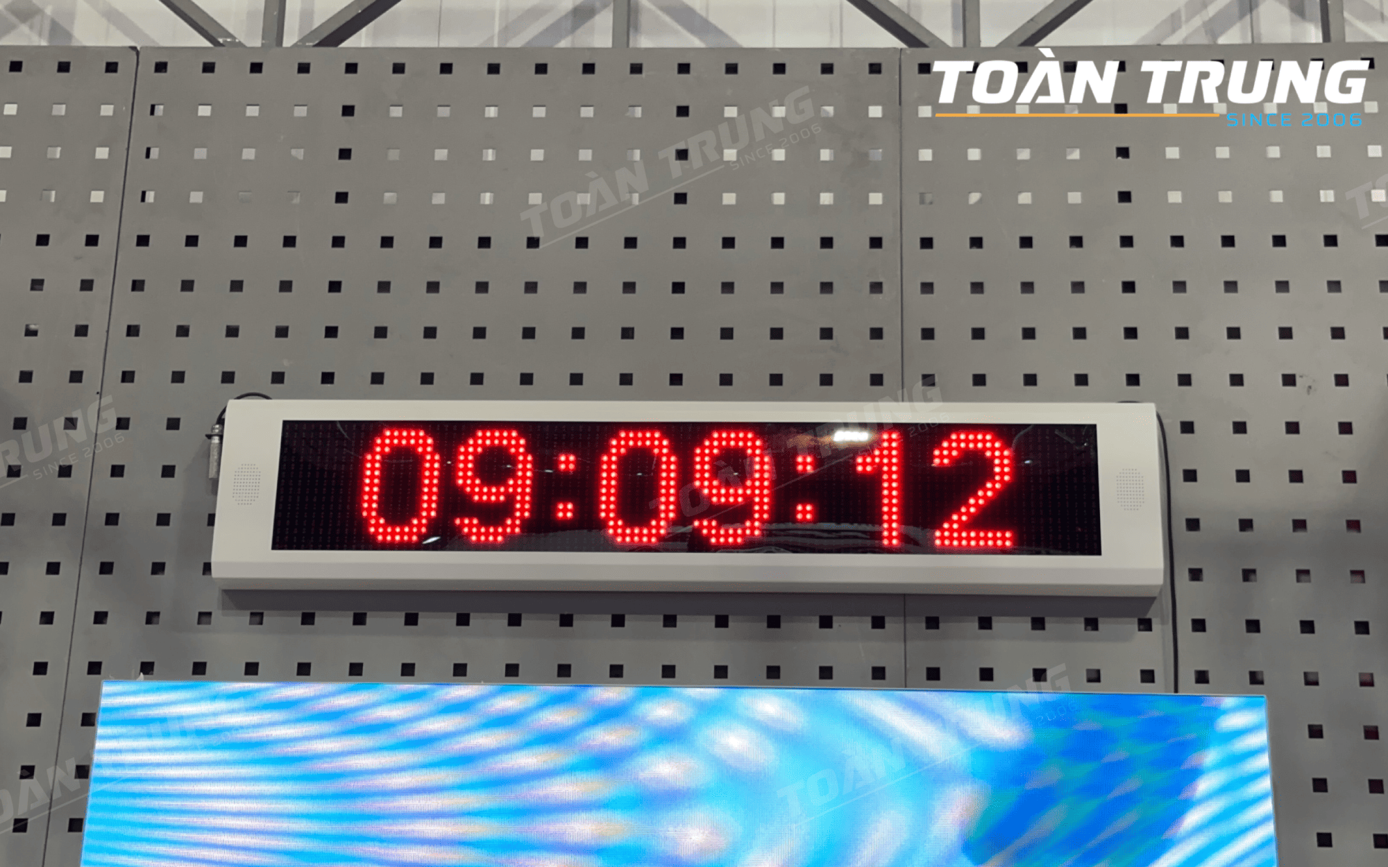 Đồng hồ LED P10 treo tường (220x1100x60 mm)